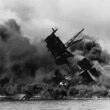 USS Arizona yang terbakar saat pengeboman Pearl Harbor