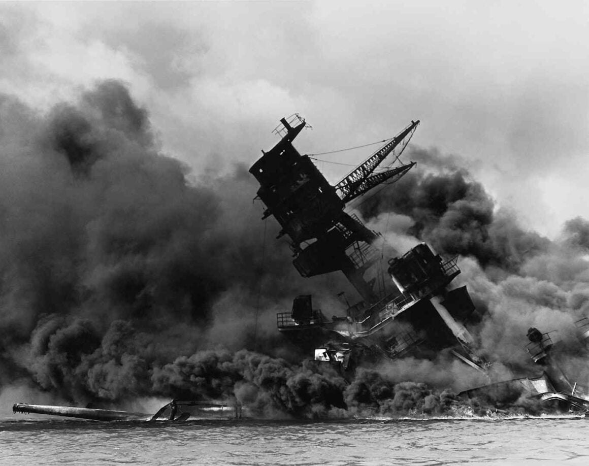 USS Arizona yang terbakar saat pengeboman Pearl Harbor